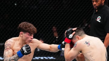 Momento en que Lone'er Kanavagh le da un recto de izquierda a Brandon Moreno en la Ciudad de México.