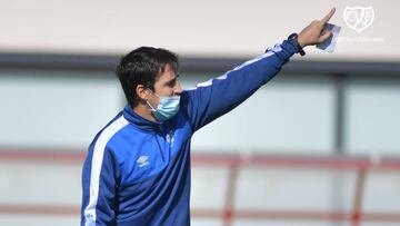 Iraola, dando instrucciones en un entranamiento.