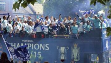 WOL01 LONDRES (REINO UNIDO), 25/05/2015.- Los jugadores del Chelsea celebran el título de la Premier League durante desfile en el autobús del equipo por las calles de Londres, Reino Unido hoy 25 de mayo de 2015. EFE/Sean Dempsey