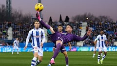 LEGANES, SPAIN - FEBRUARY 03: Luis Perez of Real Valladolid plays an overhead kick during the LaLiga Hypermotion match between CD Leganes and Real Valladolid CF at Estadio Municipal de Butarque on February 03, 2024 in Leganes, Spain. (Photo by Angel Martinez/Getty Images)