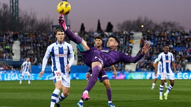 LEGANES, SPAIN - FEBRUARY 03: Luis Perez of Real Valladolid plays an overhead kick during the LaLiga Hypermotion match between CD Leganes and Real Valladolid CF at Estadio Municipal de Butarque on February 03, 2024 in Leganes, Spain. (Photo by Angel Martinez/Getty Images)