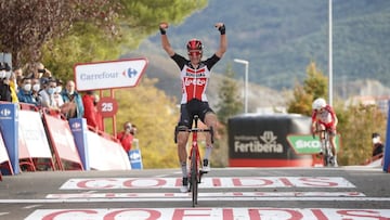 Tim Wellens vence en la meta de Sabi&ntilde;&aacute;nigo, quinta etapa de la Vuelta a Espa&ntilde;a, por delante de Guillaume Martin.