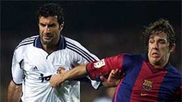 <b>AQUEL MARCAJE.</b> Hasta la compañía de Puyol fue dura para Figo en su regreso al Camp Nou.