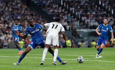 Geoffrey Kondogbia mete la pierna y derriba a Rodrygo dentro del área.