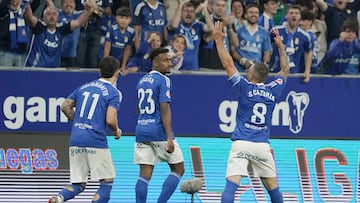 OVIEDO, 11/06/2025.- El centrocampista del Oviedo Santiago Cazorla (d) celebra tras marcar el 1-1, durante el partido de vuelta de la primera fase de ascenso de la LaLiga Hypermotion que Real Oviedo y UD Almería disputan este miércoles en el estadio Carlos Tartiere. EFE/Paco Paredes