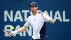 El tenista británico Andy Murray devuelve una bola durante su partidoante Lorenzo Sonego en el National Bank Open, el Masters 1.000 de Canadá.