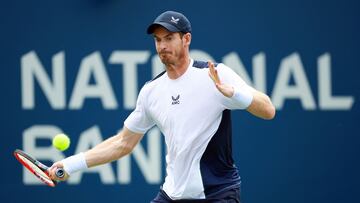 El tenista británico Andy Murray devuelve una bola durante su partidoante Lorenzo Sonego en el National Bank Open, el Masters 1.000 de Canadá.