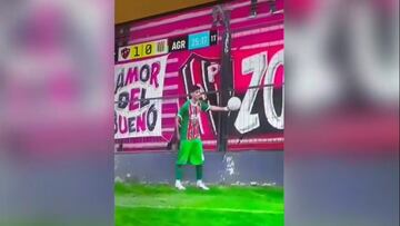 Un hincha hizo esto en pleno partido en Argentina: ¡es viral en redes!
