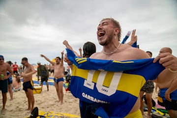 Fans of Argentina�s Boca Juniors enjoy Copacabana beach in Rio de Janeiro, Brazil, on November 2, 2023, ahead of the Copa Libertadoreas final match against Fluminense next November 4. (Photo by Carlos Fabal / AFP)