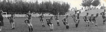 Un entrenamiento del Zaragoza en Torrero de la temporada 1934-35 con los jugadores vistiendo las camisetas del Iberia.