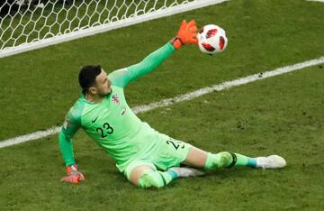 Subasic detiene un penalti en la tanda de cuartos de final contra Rusia.