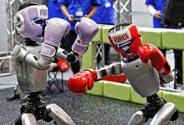 El desarrollo tecnológico avanza a un trepidante ritmo exponencial y genera imágenes tan impactantes como esta, en la que dos robots humanoides disputan un combate de boxeo en el stand de TechShare de la Exposición Internacional de Robótica de Tokio. Lo mejor de todo es que por muy fuertes que sean los golpes no habrá sangre.
