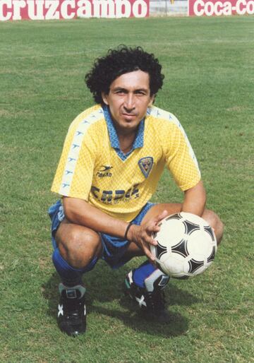 Mito del Cádiz, brilló en la Liga en la década de los 80. Para el salvadoreño, el fútbol era una diversión y no un trabajo: “Me gusta la noche y las ganas de juerga no me las quita ni mi madre. Sé que soy un irresponsable y un mal profesional y que estoy desaprovechando la oportunidad de mi vida. Pero no me gusta tomarme el fútbol como un trabajo. Si lo hiciera, no sería yo. Juego por divertirme”. David Vidal, uno de sus técnicos en el Cádiz, le buscaba por las noches en las discotecas. Además de todo esto, le encantaba dormir y llegaba tarde a los entrenamientos. 