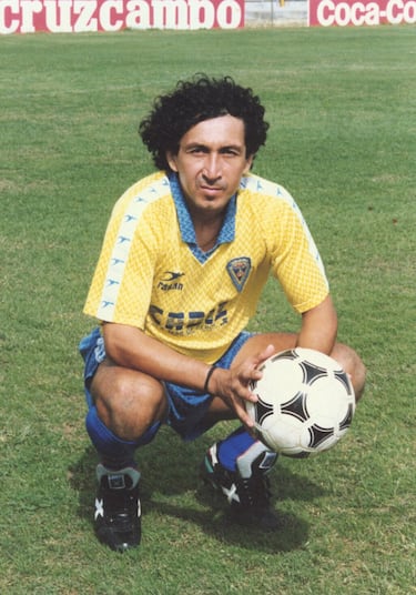 Mito del Cádiz, brilló en la Liga en la década de los 80. Para el salvadoreño, el fútbol era una diversión y no un trabajo: “Me gusta la noche y las ganas de juerga no me las quita ni mi madre. Sé que soy un irresponsable y un mal profesional y que estoy desaprovechando la oportunidad de mi vida. Pero no me gusta tomarme el fútbol como un trabajo. Si lo hiciera, no sería yo. Juego por divertirme”. David Vidal, uno de sus técnicos en el Cádiz, le buscaba por las noches en las discotecas. Además de todo esto, le encantaba dormir y llegaba tarde a los entrenamientos. 