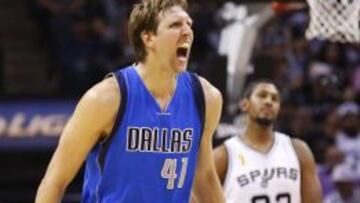 Dirk Nowitzki, tras una canasta lograda en el partido ante los Spurs.