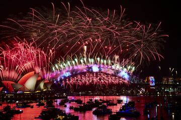 Fuegos artificiales iluminan la Casa de la Ópera de Sidney en Australia.