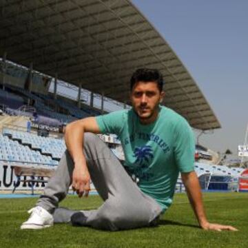 PIEZA CLAVE. Ciprian Marica, posando para AS sobre el césped del Coliseum Alfonso Pérez.