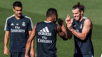 Bale bromea con Casemiro durante un entrenamiento del Real Madrid.