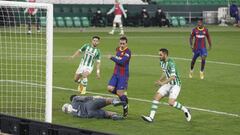 El jugador del Betis, Víctor Ruiz, marca en propia puerta el 1-2 para el Barcelona. 
 
