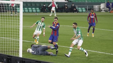 El jugador del Betis, Víctor Ruiz, marca en propia puerta el 1-2 para el Barcelona.