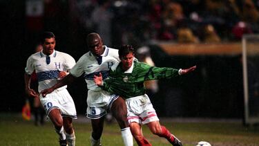 SOCCER/FUTBOL
GOLD CUP 98
HONDURAS VS MEXICO
12 February 98: Action file photo of mexican Ramon Ramirez and Caballero of Honduras, during the Gold Cup Tournament 1998 in Los Angeles, California./Foto de accion de archivo del mexicano Ramon Ramirez y Caballero de Honduras, durante el Torneo de la Copa Oro 1998 en Los Angeles, California. MEXSPORT/DAVID LEAH