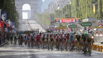 PARIS, FRANCE - JULY 24:  The peloton ride away from The Arc de Triomph during stage twenty one of the 2016 Le Tour de France, from Chantilly to Paris Champs-Elysees on July 24, 2016 in Paris, France.  (Photo by Chris Graythen/Getty Images)