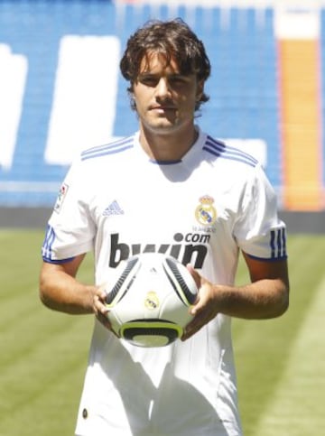 Pedro León cost 10 millon euros in 2010-2011, played 569 minutes and returned to Getafe.