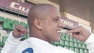 <b>SUPERÓ A DI STÉFANO. </b>El brasileño señala orgulloso el dorsal de la camiseta de La Saeta Rubia.