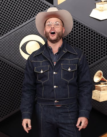 Charley Crockett posa en la alfombra roja.