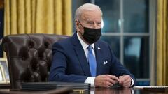 ARCHIVO - En esta fotograf&iacute;a de archivo del 2 de febrero de 2021, el presidente Joe Biden habla en la Oficina Oval de la Casa Blanca en Washington.