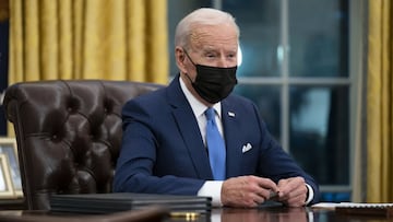 ARCHIVO - En esta fotograf&iacute;a de archivo del 2 de febrero de 2021, el presidente Joe Biden habla en la Oficina Oval de la Casa Blanca en Washington.