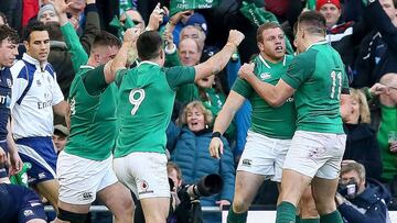 Ireland&#039;s Sean Cronin (2R) celebrates after scoring his team&#039;s fourth try during the Six Nations international rugby union match between Ireland and Scotland at the Aviva Stadium in Dublin, on March 10, 2018.