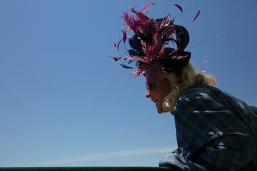 Aficionados a la hípica en el Churchill Downs de Kentucky durante la Kentucky Oaks.