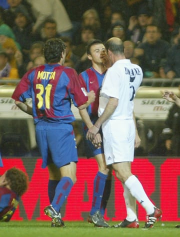 Zidane y Luis Enrique se enzarzaron durante el partido de liga de la jornada 30 en el Santiago Bernabéu. El Real Madrid llegaba al encuentro en las posiciones altas de la tabla y el Barça era 12º lo que hizo que se viera un partido muy disputado. Tras una falta de Zidane a Puyol, los jugadores blaugranas se lo recriminaron al francés enérgicamente y éste terminó agrediendo a Luis Enrique. Vio la tarjeta amarilla y el partido acabó con empate. Esa temporada el Real Madrid ganó la Liga. 
