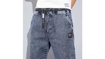 Vaqueros holgados con ajuste relajado disponibles en Amazon.