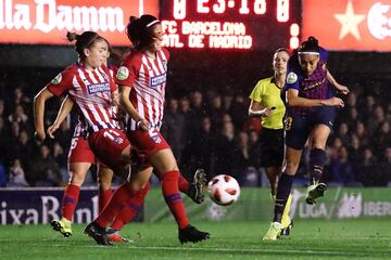 La jugadora del Barcelona Andressa Alves dispara a porter¨ªa.