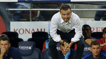 Luis Enrique, con el banquillo de fondo.