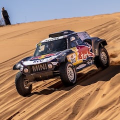 Sainz pasa al ataque