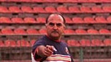 <b>ESPAÑA TE QUIERE</b>. Como en los carteles del ejército americano. Saez recluta a los jóvenes para una difícil misión. No muchos serán los llamados, pero menos los elegidos. Algunos no volverán. Es la selección.