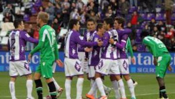 Los jugadores del Valladolid celebran el gran gol que marc&oacute; Bueno y que da ventaja a los blanquivioletas.