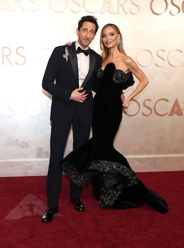 Adrien Brody y Georgina Chapman posan en la alfombra roja del Dolby Theatre.