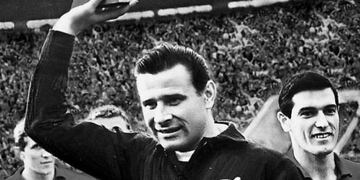 El mítico arquero ruso defendió únicamente la playera de Dínamo de Moscú. Participó en 326 encuentros y fue galardonado con el Balón de Oro en 1963.