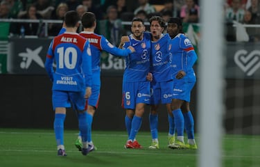 0-2. Giuliano celebra el tanto con sus compañeros.