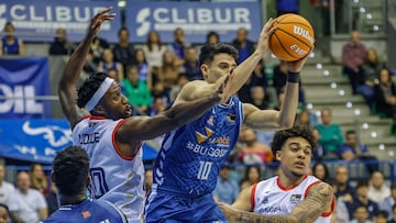 Gonzalo Corbalán, del San Pablo Burgos, con Morris Udeze y Aaron Best, del MoraBanc Andorra.