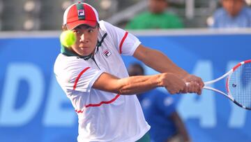 Brandon Nakashima devuelve una bola durante un partido en el Delray Beach Open.