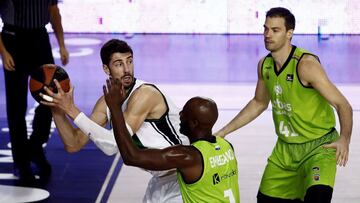 GRAF1409. FUENLABRADA (MADRID), 30/10/2020.- El pívot croata del Joventut Ante Tomic (i) controla el balón presionado por el guineano Obi Emegano, del Fuenlabrada, durante el partido de Liga ACB que se disputa hoy viernes en el pabellón Fernando Martín, en Fuenlabrada. EFE/Mariscal