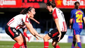 Lucía García y Yulema Corres celebran el gol en Barcelona.