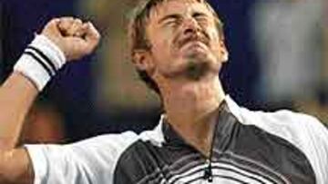 <b>ÉPICO.</B> Juan Carlos Ferrero celebra su extraordinario triunfo sobre Andre Agassi después de un intenso partido de más de dos horas.