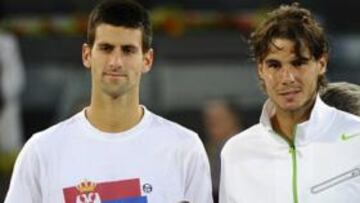 <b>CAMPEÓN. </b> Novak Djokovic y rafa Nadal posan con sus respectivos trofeos en la Caja Mágica de Madrid.