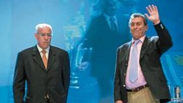 <b>HASTA SIEMPRE. </b>Eleuterio Santos, flanqueado por Canario y detrás de la Copa de 1966, saluda al público en la última Gala del Zaragoza.